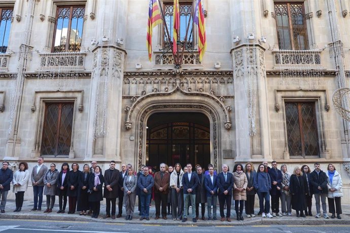 El presidente del Consell de Mallorca, Llorenç Galmés, y los consellers insulares en el minuto de silencio por la última víctima de violencia machista en Palma.