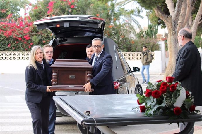 Los restos de Rafael Altamira y Pilar Redondo ya descansan en el cementerio municipal de El Campello (Alicante).