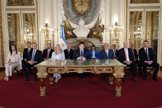 El presidente de Argentina, Javier Milei, rodeado de su gabinete en el discurso nacional en el aniversario de su primer año en el poder