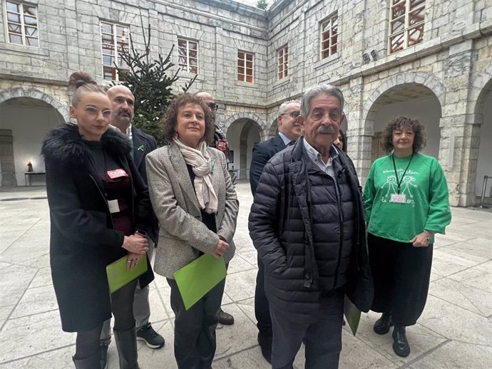 El secretario general del PRC, Miguel Ángel Revilla, y diputados del grupo regionalista se han reunido con la Junta de Personal Docente