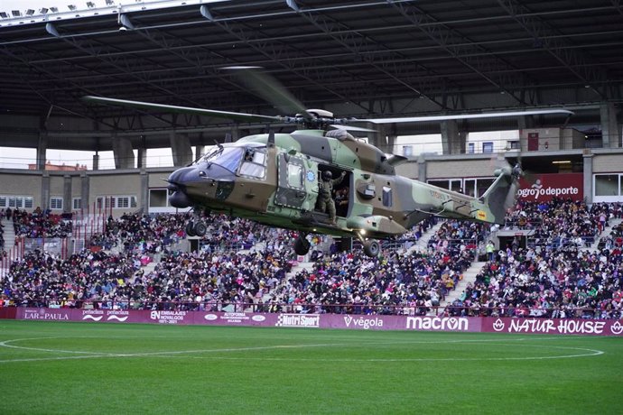 Archivo - La llegada de los Reyes Magos en helicóptero al campo de Las Gaunas, como es tradición cada 5 de enero en Logroño puede verse alterada en 2025 por el partido de Copa UDL-Athletic.