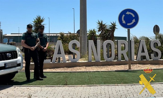 Agentes de la Guardia Civil en Las Norias de Daza, en El Ejido (Almería).