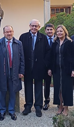 El expresidente de la Xunta Emilio Pérez Touriño en un acto este miércoles en Santiago jutno al rector de la USC, Antonio López, el delegado del Gobierno en Galicia, Pedro Blanco, y la economista María Cadaval