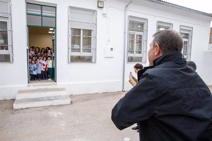 El presidente de C-LM, Emiliano García-Page, inaugura la escuela infantil de Talayuelas.