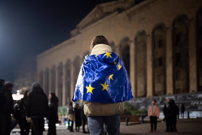 Una mujer con la bandera de la Unión Europea en las protestas contra el Gobierno en Tiflis, capital de Georgia