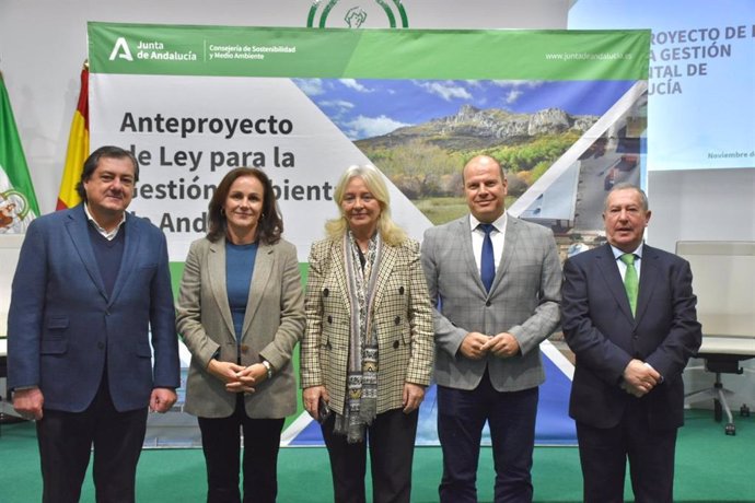 La secretaria general de Medio Ambiente y Cambio Climático de la Consejería de Sostenibilidad y Medio Ambiente, María López Sanchís, y la delegada de la Junta en Cádiz, Mercedes Colombo, presentan la Legam