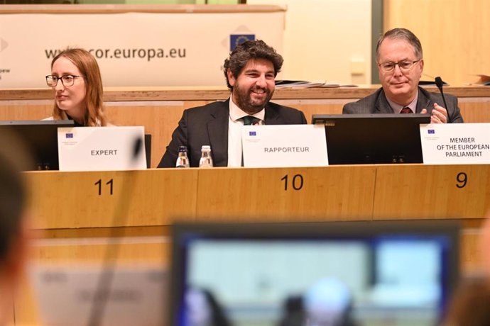 López Miras presenta en Bruselas el dictamen que potencia a territorios como la Región de Murcia para acoger proyectos de Defensa de la UE