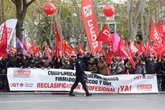 Foto: CCOO y UGT se concentran frente a Sanidad para exigir a Mónica García que "no imponga" el nuevo Estatuto Marco