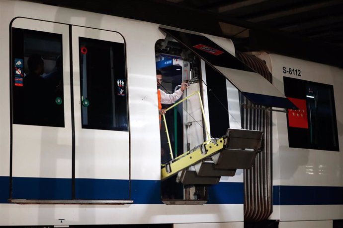 Archivo - La puerta de emergencias de uno de los vagones del Metro, se abre para evacuar a los pasajeros, durante el simulacro de incendio en la Estación de Metro deTres Olivos (Línea 10).