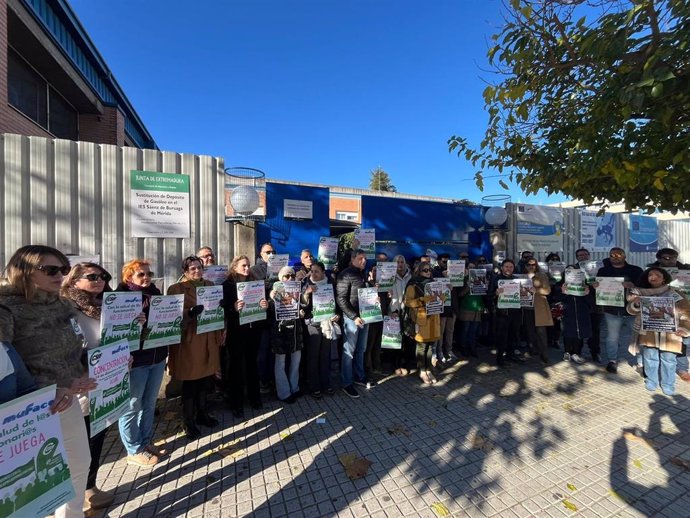 Concentración ante las puertas de un instituto en Mérida