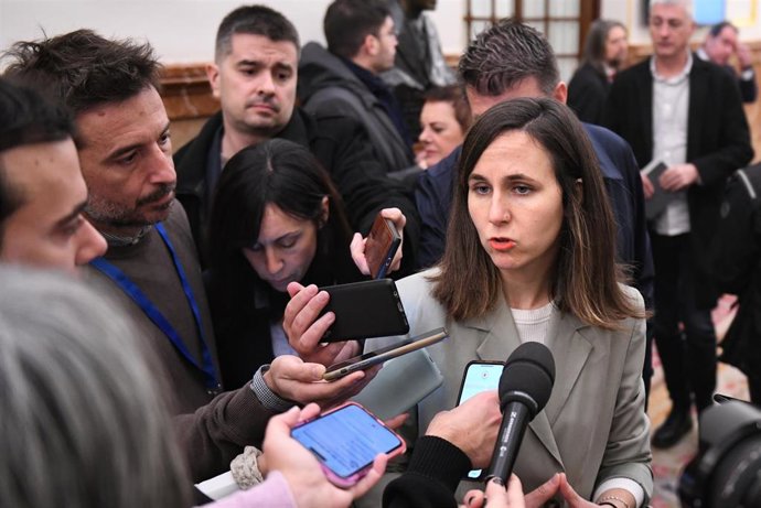 La secretaria general de Podemos, Ione Belarra, ofrece declaraciones a los medios a su salida de una sesión plenaria en el Congreso de los Diputados, a 11 de diciembre de 2024, en Madrid (España). 