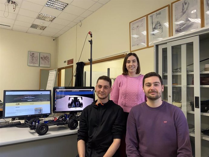 Lucía Sánchez Fernández, David Miranda Baragaño y Miguel Santamaría Álvarez, tres estudiantes del máster de Ingeniería Industrial, en la especialidad de Robótica, de la Universidad de Oviedo.