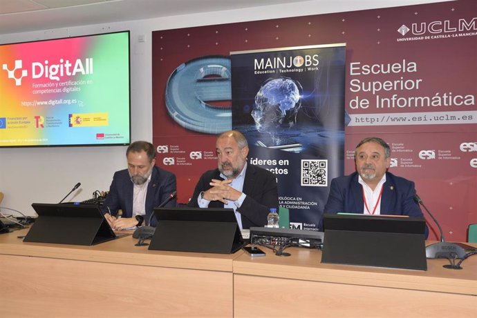 El rector de la UCLM, Julián Garde; el vicerrector de Transformación Digital y Estrategia, Ismael García, y el secretario de la sectorial TIC de la CRUE, Pedro Miguel Ruiz, en la presentacion de DigitaAll.