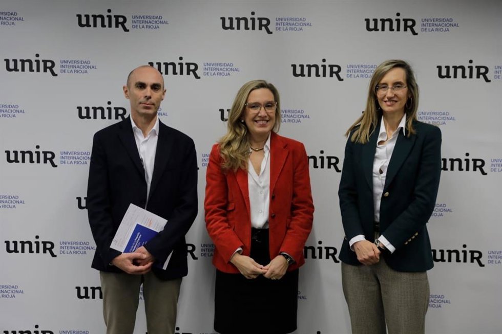 El coordinador del estudio, Jose Antonio Clemente; la consejera de Economía, Belinda León; y la vicerrectora de Transferencia de UNIR, Isabel Díez-Vial