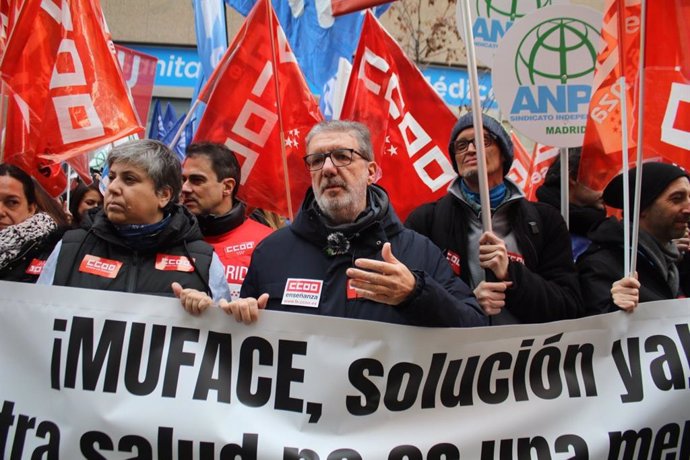 El secretario general de la Federación de Enseñanza de CCOO, Francisco García, durante las protestas de Muface frente a la sede de Unespa en Madrid. Varios sindicatos se han unido para exigir una solución para el concierto sanitario.