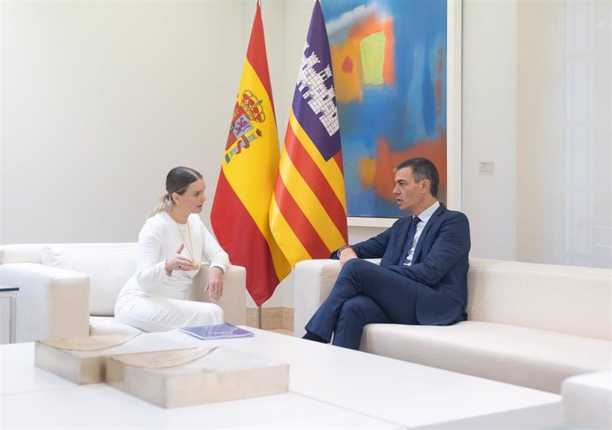 Archivo - El presidente del Gobierno, Pedro Sánchez, mantiene un encuentro con la presidenta del Govern balear, Marga Prohens.