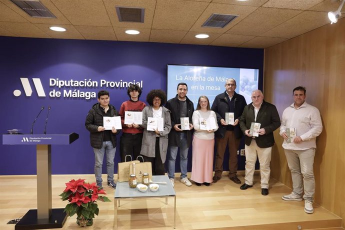 El vicepresidente de Gestión Económica Administrativa, Manuel Marmolejo; el presidente del CRDOP de la Aceituna Aloreña, Juan Miguel Gómez; la secretaria, María José Guerrero; la ganadora del V Concurso de Cocina de Aceituna Aloreña y otros cocineros.