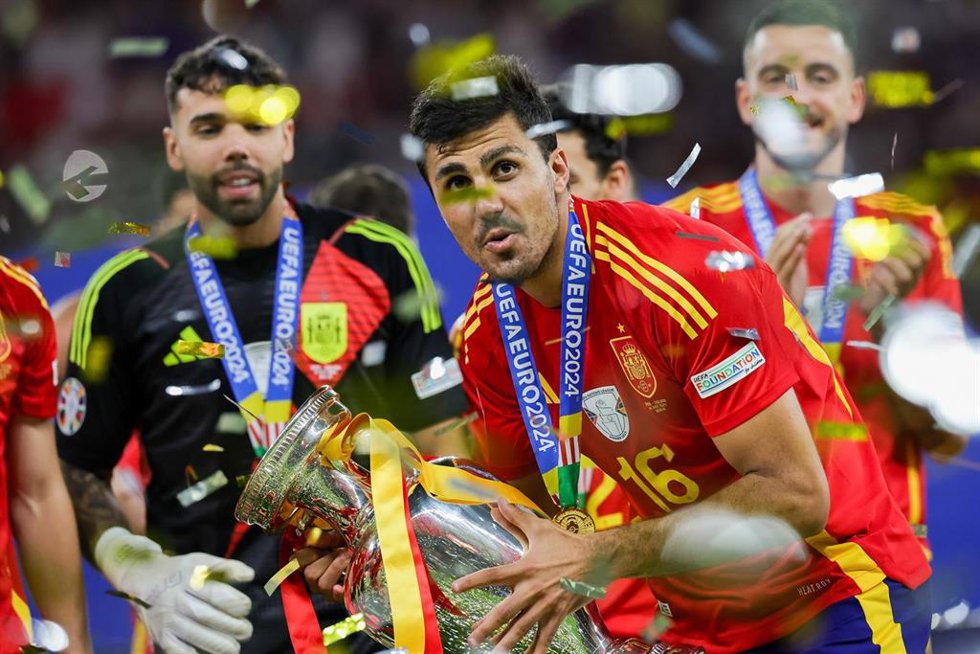 Archivo - Rodri Hernández con el trofeo de campeones de la Eurocopa de Alemania de 2024