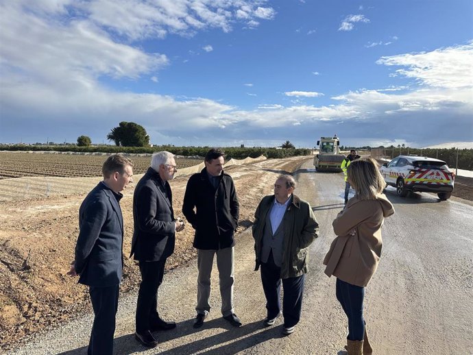 El consejero de Fomento e Infraestructuras, Jorge García Montoro, y el alcalde de Torre Pacheco, Pedro Ángel Roca, durante la visita a la obras de mejora de la RM-F26.