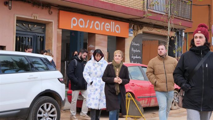 Visira de la consellera Marián Cano a locales de Paiporta