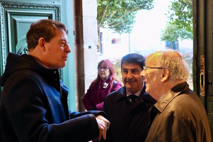 El secretario xeral del PSdeG, José Ramón Gómez Besteiro, junto al delegado del Gobierno en Galicia, Pedro Blanco, y el expresdiente de la Xunta Fernando González Laxe