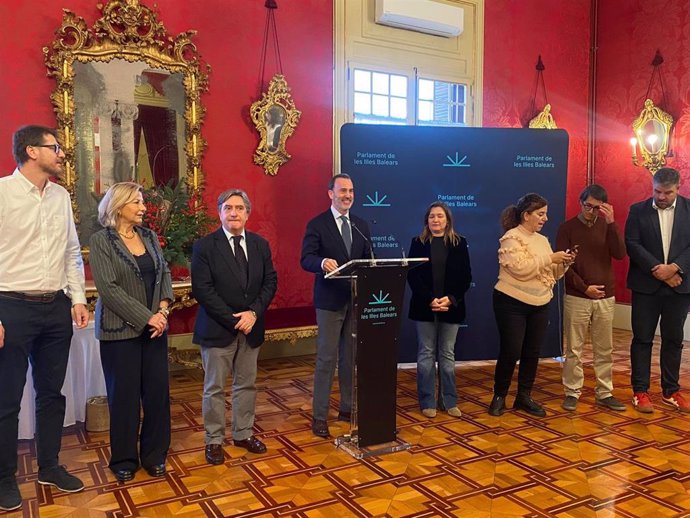 El presidente del Parlament, Gabriel Le Senne, recibe a representantes de los medios de comunicación con motivo de las fiestas de Navidad