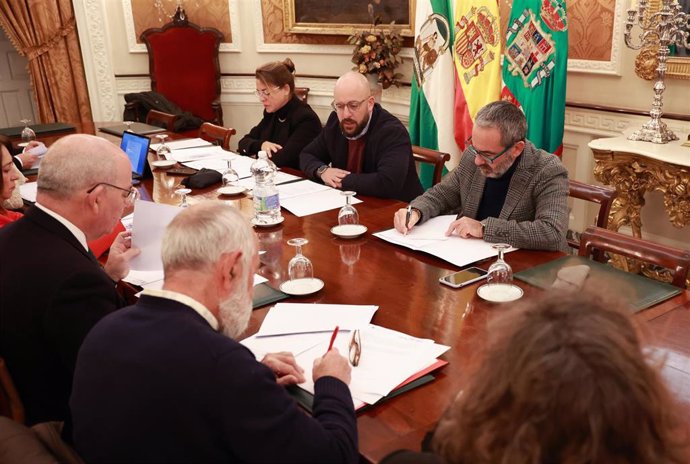 El vicepresidente cuarto de la Diputación de Cádiz, Germán Beardo (c), preside la Mesa de Diálogo Social de la Provincia de Cádiz. 