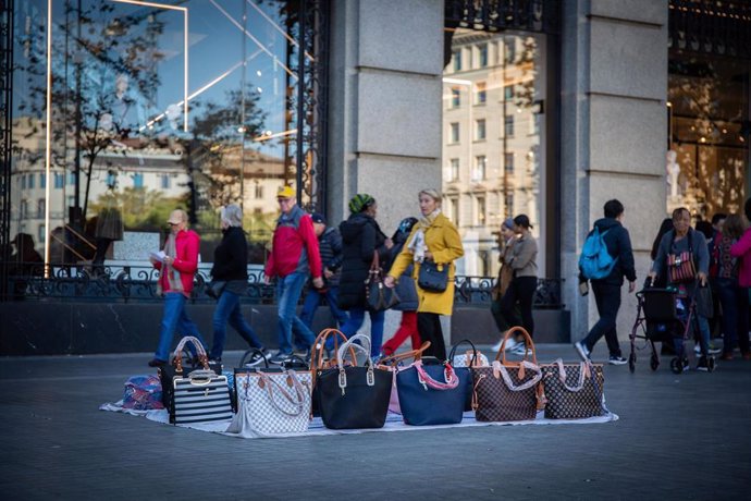 Archivo - Punto de venta ambulante en el centro de Barcelona.