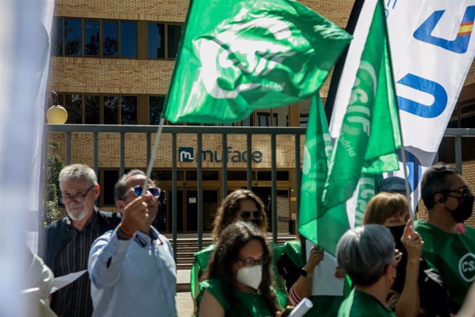 Archivo - Sindicalistas de CSIF frente a un edificio de Muface