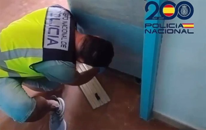 Un agente de la Policía Nacional durante la operación que se ha saldado con seis personas detenidas, integrantes de un grupo criminal itinerante de origen croata, implicadas en al menos ocho robos con fuerza.