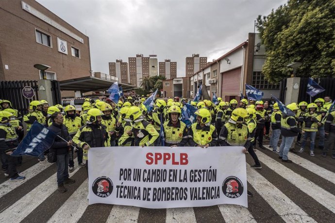 Decenas de bomberos durante una concentración para reclamar el cese del jefe de Bomberos de Valencia