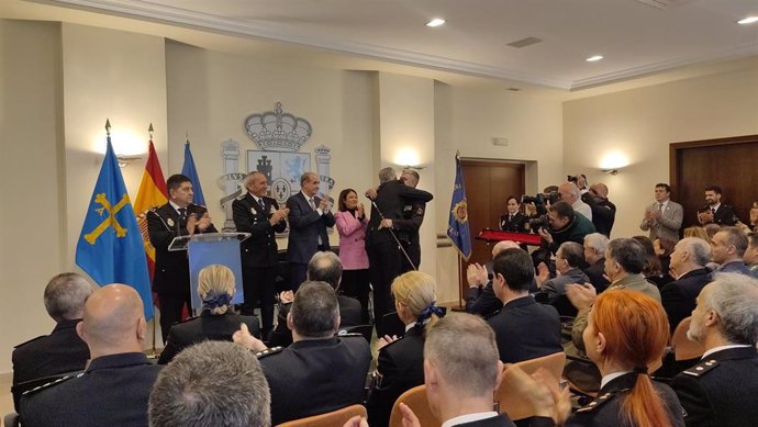 El antiguo jefe de Policía de Asturias, Luis Carlos Espino, entrega el bastón de mando al nuevo Jefe, Jorge Ignacio Moreno.