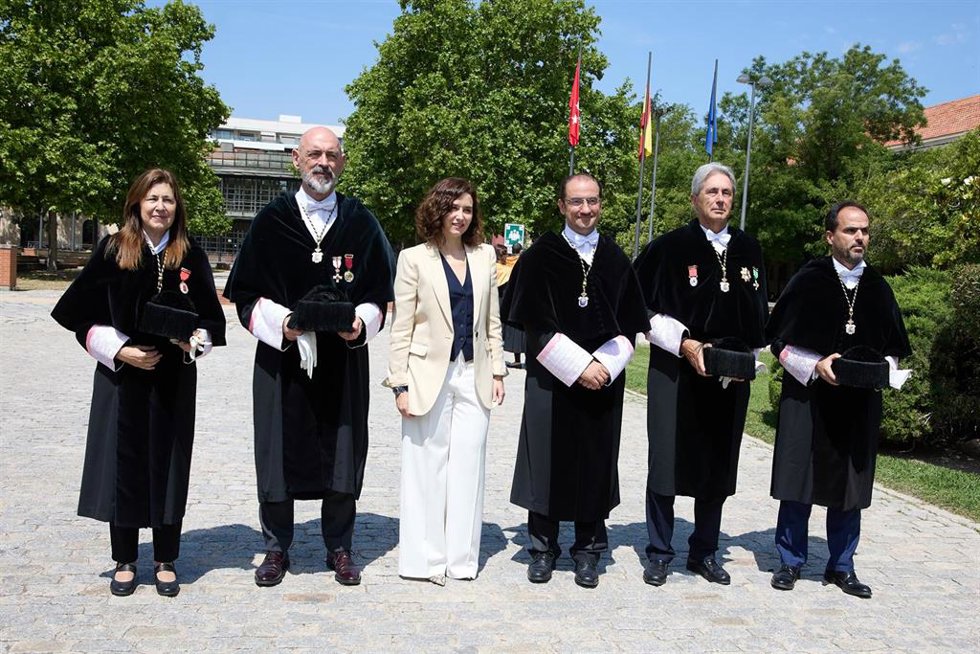 Archivo - Isabel Díaz Ayuso con los rectores de las univesidades madrileñas