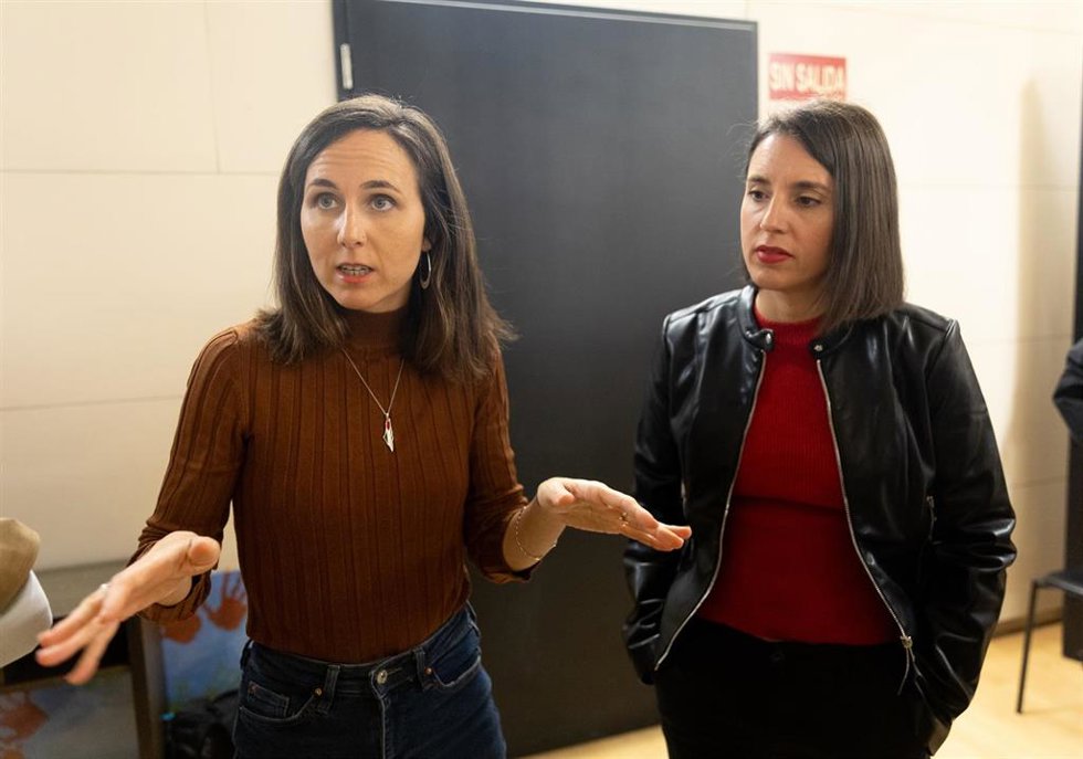 Archivo - La secretaria general de Podemos y diputada, Ione Belarra (i) y la eurodiputada de Podemos, Irene Montero (d), ofrecen declaraciones, en el Congreso de los Diputados, a 8 de noviembre de 2024, en Madrid (España).