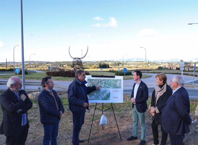 El presidente del Consell de Mallorca, Llorenç Galmés, asiste a la presentación del proyecto de reforma de la carretera Santa Margalida-Llubí.