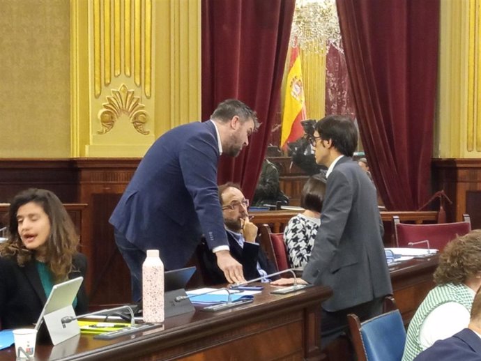 Los portavoces de MÉS per Mallorca, Lluís Apesteguia (i); Més per Menorca, Josep Castells (c), y PSIB, Iago Negueruela (d), conversan en el Parlament.