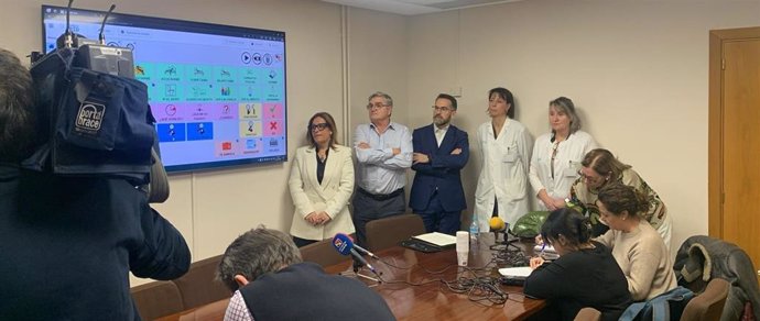 La directora general de Cuidados y Humanización del Departamento de Sanidad del Gobierno de Aragón, Estíbaliz Tolosa, presenta el proyecto de comunicación de pacientes UCI en el Hospital Obispo Polanco.