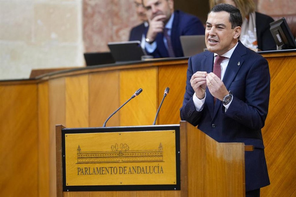 El presidente de la Junta de Andalucía, Juanma Moreno durante su intervención en el Debate sobre el Estado de la Comunidad. El presidente de la Junta de Andalucía, Juanma Moreno, ha abierto en Sevilla el Debate sobre el Estado de la Comunidad, un acto q