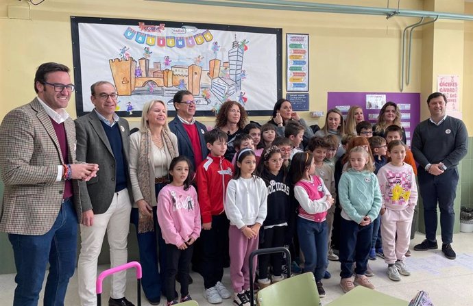 El alcalde de Cáceres, Rafael Mateos, presenta en el colegio Francisco de Aldana un proyecto contra el acoso escolar