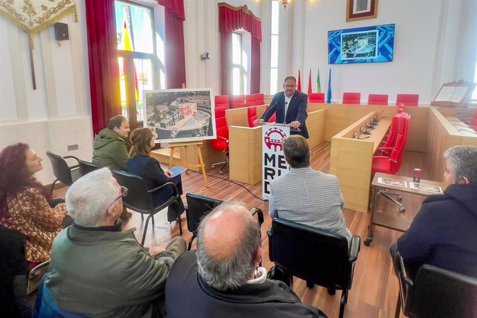 El alcalde de Mérida, Antonio Rodríguez Osuna, en la presentación de un sello sobre la capital extremeña