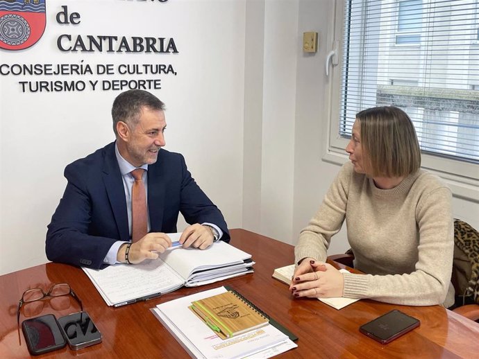 El consejero de Cultura, Turismo y Deporte, Luis Martínez Abad, se reúne con la alcaldesa de Entrambasaguas, Gloria Sierra