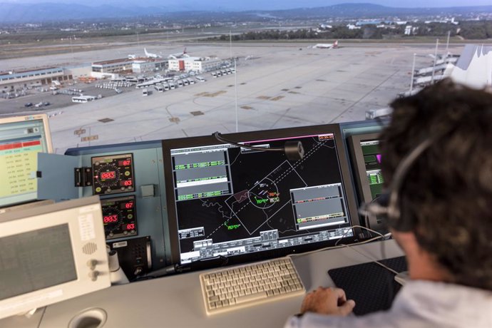 Archivo - Controlador aéreo de Enaire en la Torre de Control de Palma.