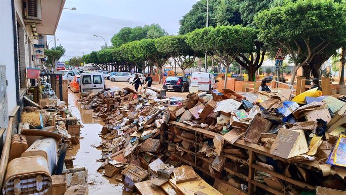 Archivo - Libros de una biblioteca destrozada en los pueblos afectados por la DANA