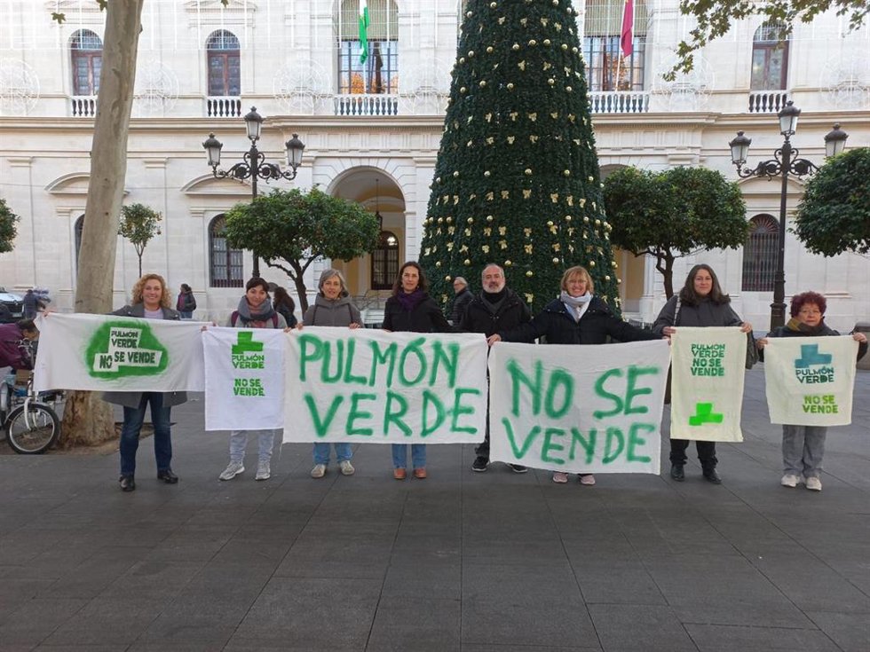 Manifestación por la venta del solar de la calle Arrayán a las puertas del Ayuntamiento de Sevilla.