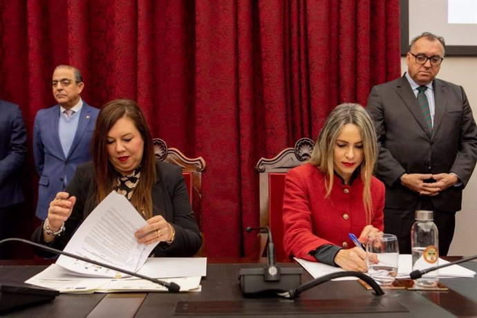 La diputada de Recursos Europeos, Sandra Extremera, ha participado en la firma de un protocolo de colaboración entre todos los miembros de la red, un acto presidido por el consejero de Turismo y Andalucía Exterior, Arturo Bernal.