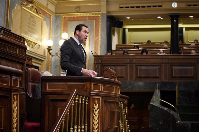 El ministro de Transportes y Movilidad Sostenible, Óscar Puente, interviene durante una sesión plenaria en el Congreso de los Diputados, a 11 de diciembre de 2024, en Madrid (España). 