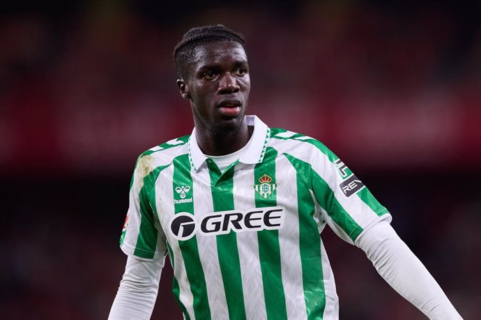 Archivo - Assane Diao of Real Betis Balompie looks on during the LaLiga EA Sports match between Athletic Club and Real Betis Balompie at San Mames on November 3, 2024, in Bilbao, Spain.