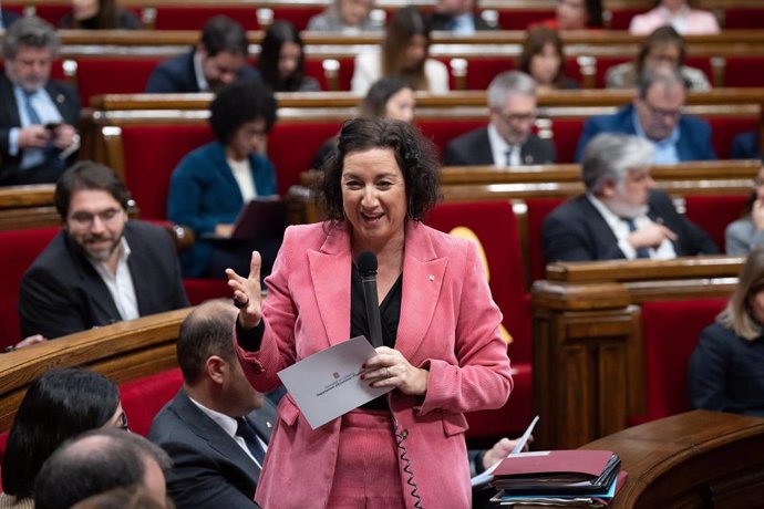 La consejera de Economía y Finanzas de la Generalitat, Alícia Romero, durante un pleno en el Parlamento de Cataluña, a 11 de diciembre de 2024, en Barcelona, Cataluña (España). El Govern de Salvador Illa protagoniza una nueva sesión de control en el Parla