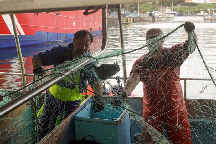 Archivo - Pescadores descargan el pescado y el marisco capturado hoy en el Puerto de Burela, a 21 de diciembre de 2022, en Burela, Lugo, Galicia (España). Este año ha pasado por las rulas gallegas la menor cantidad de pescado y marisco en casi dos décadas