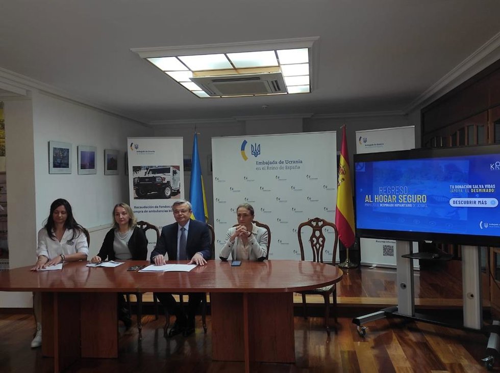 El embajador de Ucrania en España, Serhii Pohoreltsev (c), durante la presentación del proyecto 'Regreso al Hogar Seguro', una iniciativa destinada a recaudar fondos para la adquisición de máquinas para operaciones de desminado humanitario en Ucrania